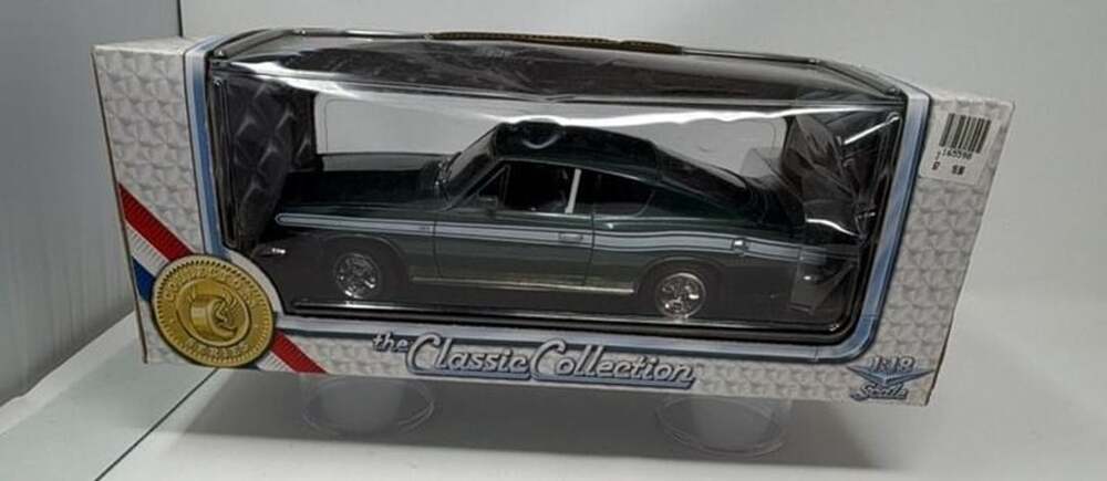 Road Legends 1:18 Scale 1969 Plymouth Barracuda Die-Cast Metal Model Green Metal